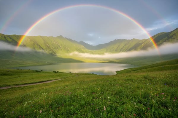 雨后山峦中的彩虹滤镜效果
